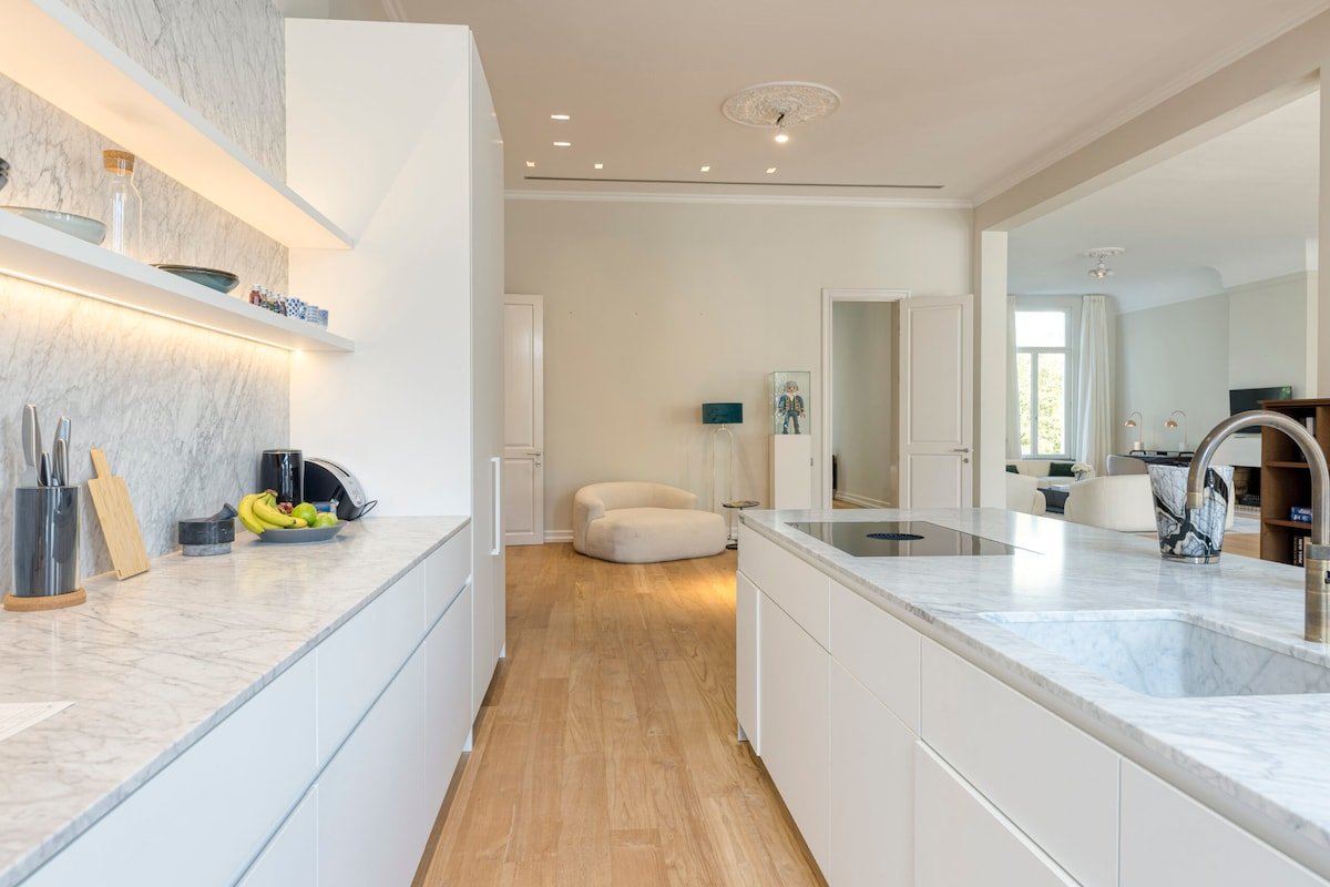 Ultra Luxury 3-bed/3-bath apartment, top location gallery image 5