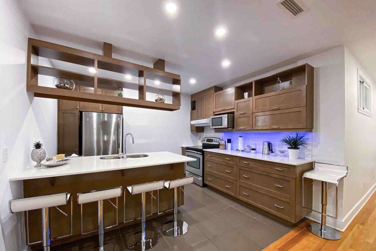 Downtown calm and peaceful 4-BR – with Parking gallery image 3