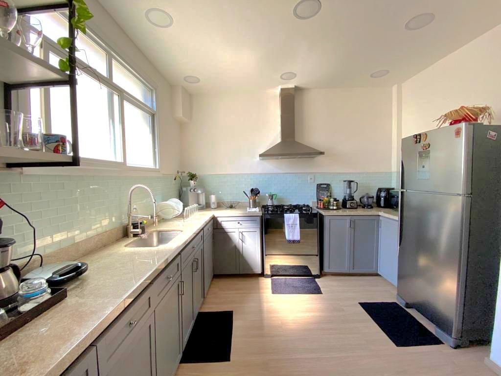 Newly remodeled luxury 3-bedroom apt gallery image 4