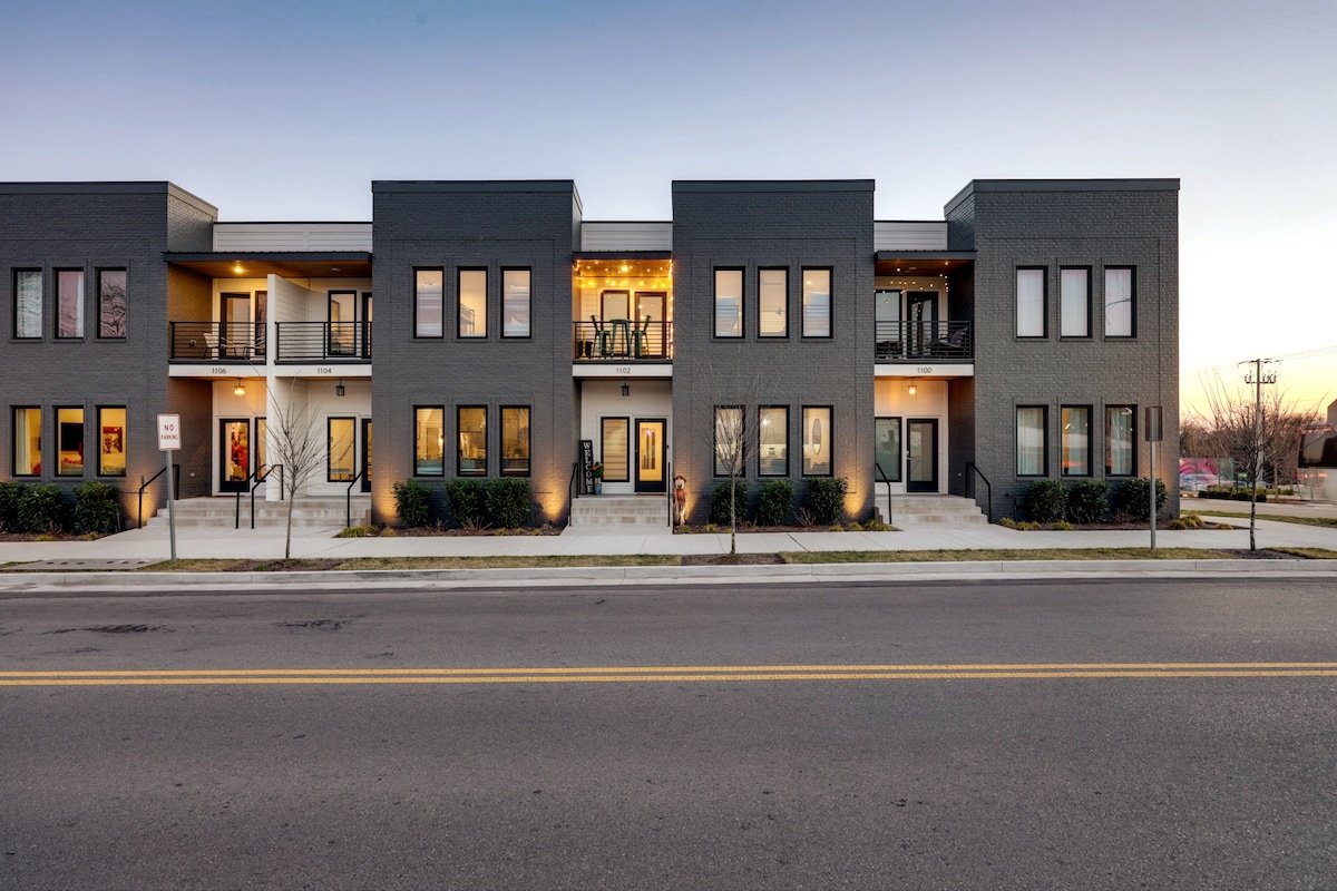 Sleeps 13! 3 Story Nashville Getaway Near Downtown gallery image 3