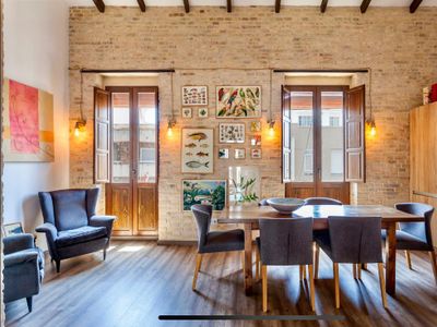 2-BR TOP FLOOR APT. IN TRENDY RUZAFA! AC+WiFi