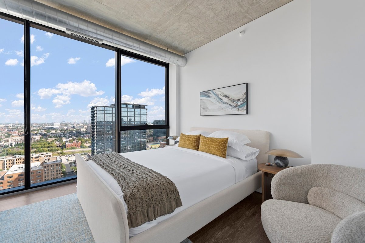 Top-Floor Oasis: 2BR in Heart of Fulton Market gallery image 4