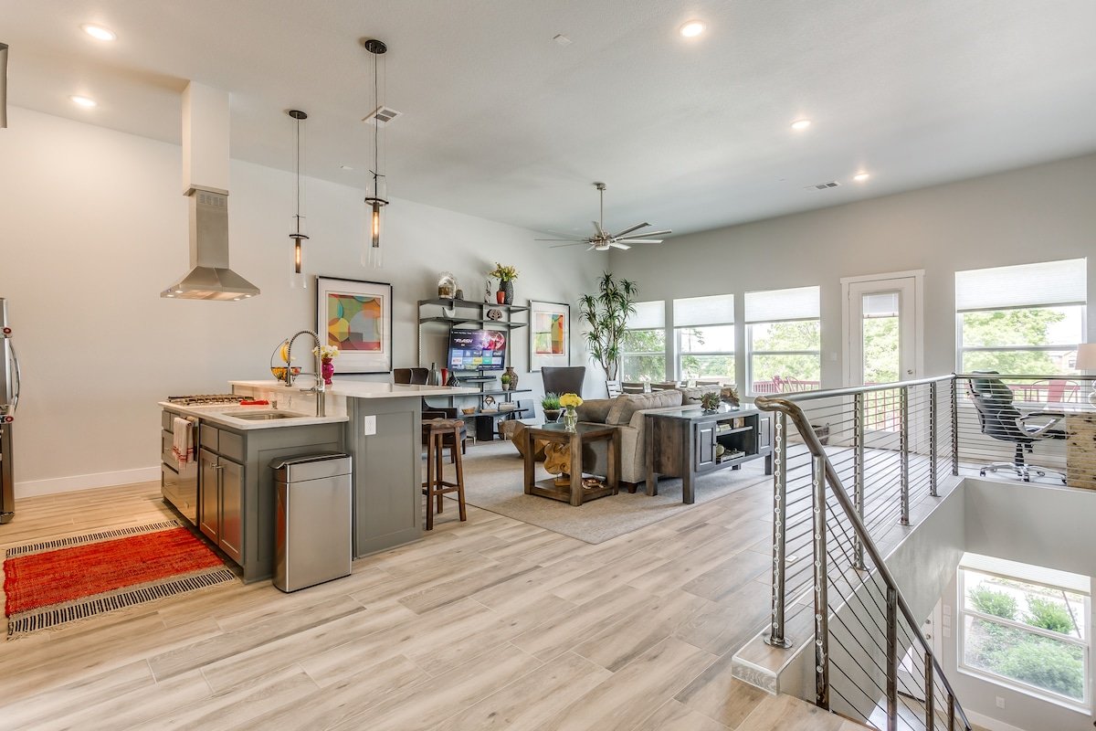 LUXURY 2000 SF TOWNHOME IN TRENDY S MAIN DISTRICT gallery image 5