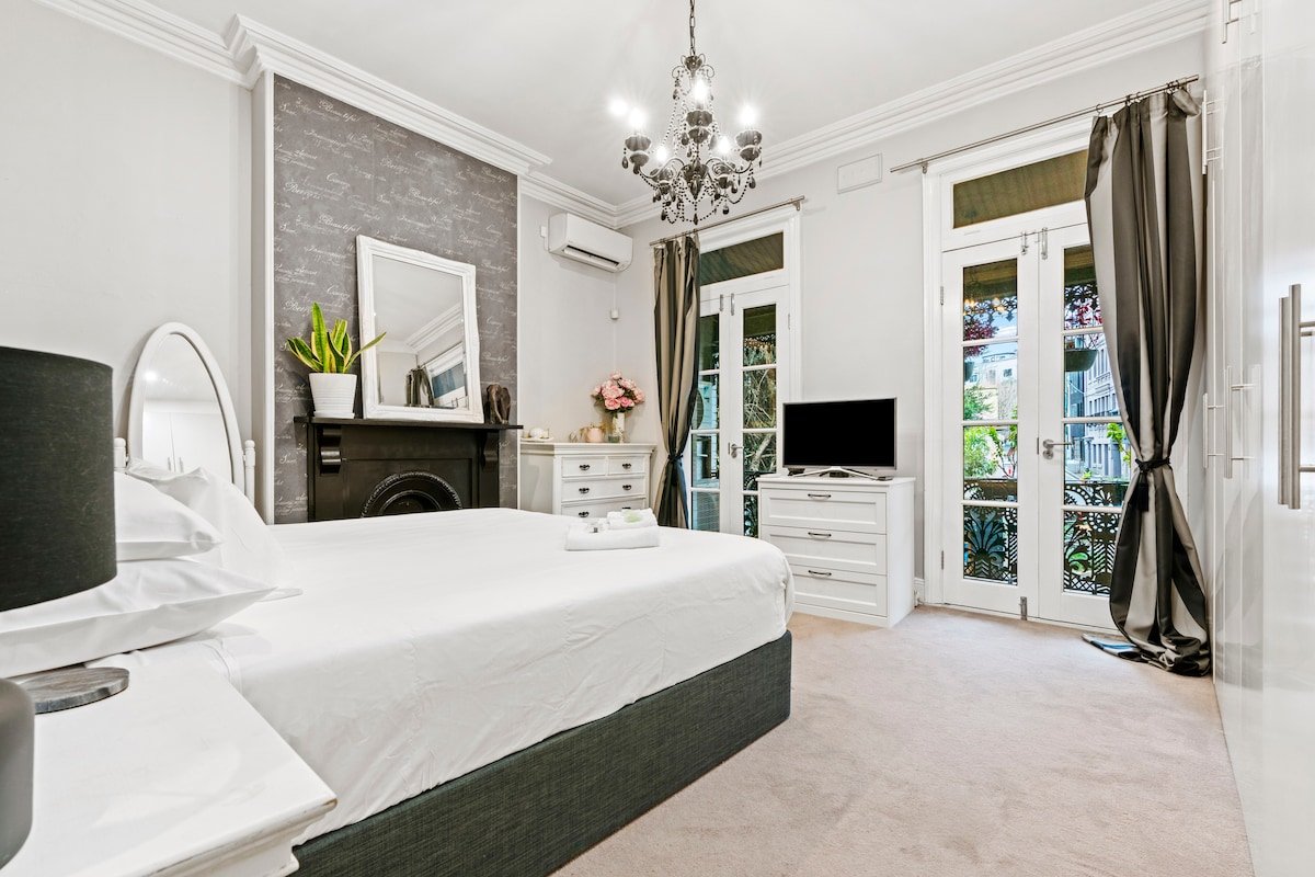 Ideally Located Stylish Modern Comfortable Terrace gallery image 4