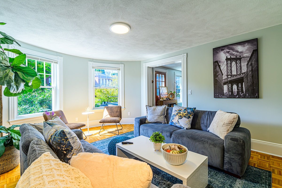 Family Retreat – Stunning 5BR2BA w Parking/ Near T gallery image 2