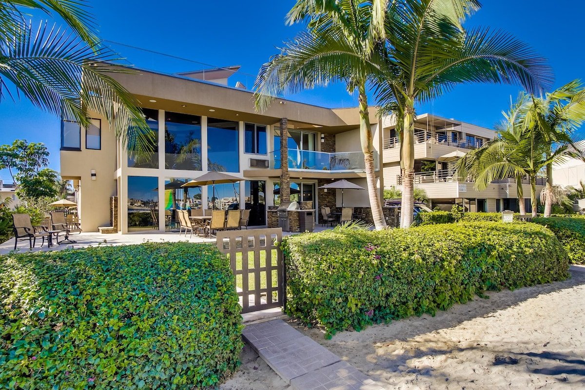 Villa on the Bay | 6BR MB Gem w/ Spacious Yard gallery image 2