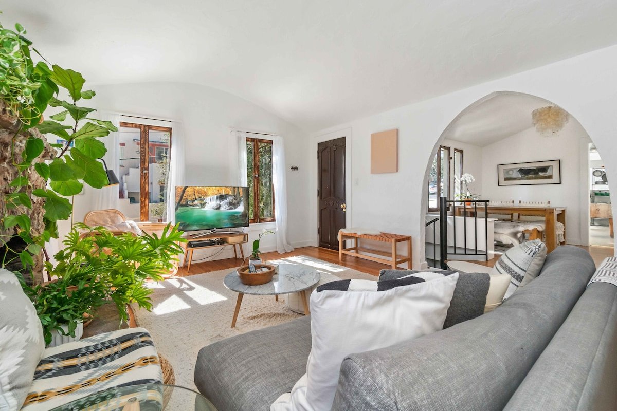 Beachwood Bungalow near Hollywood Sign gallery image 4