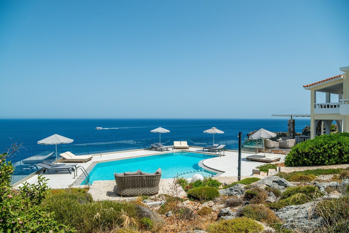 Holiday villa Penelope, on the edge of the sea gallery image 3