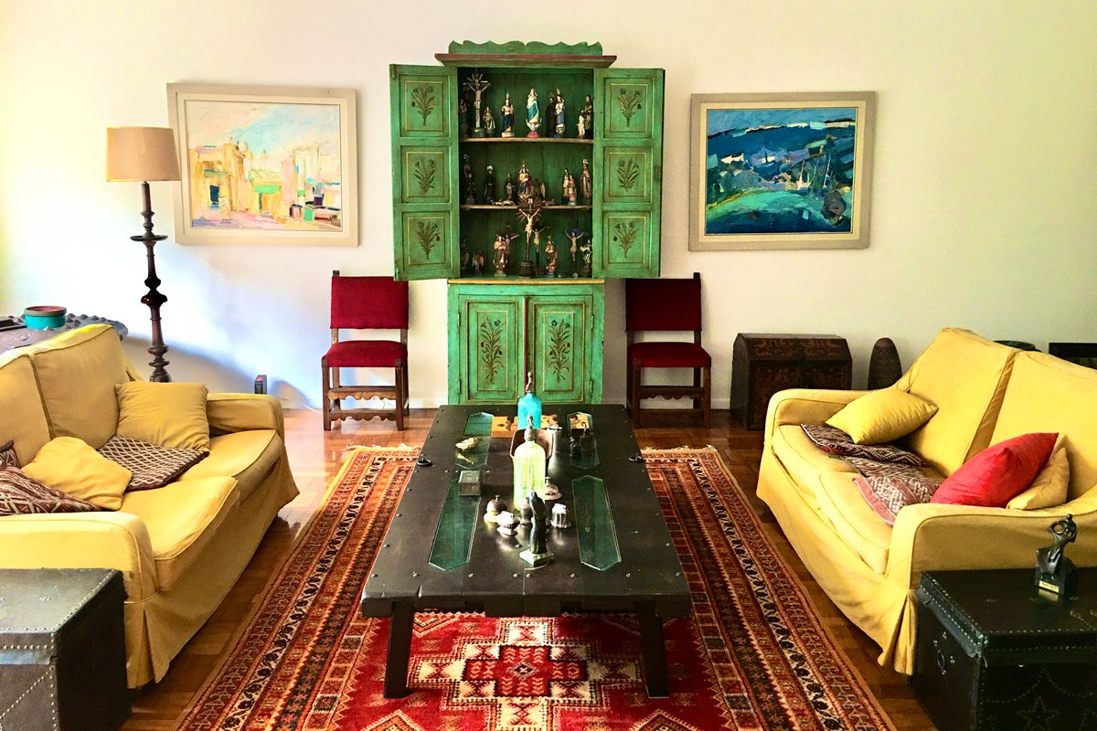 Grande e confortável apartamento, estilo colonial.