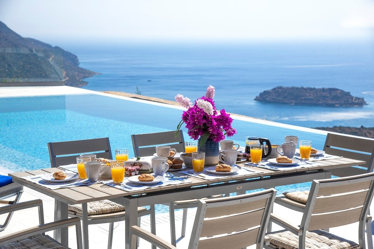 Mountain and Private Beach VILLA EAGLE 2-10 pers. gallery image 3