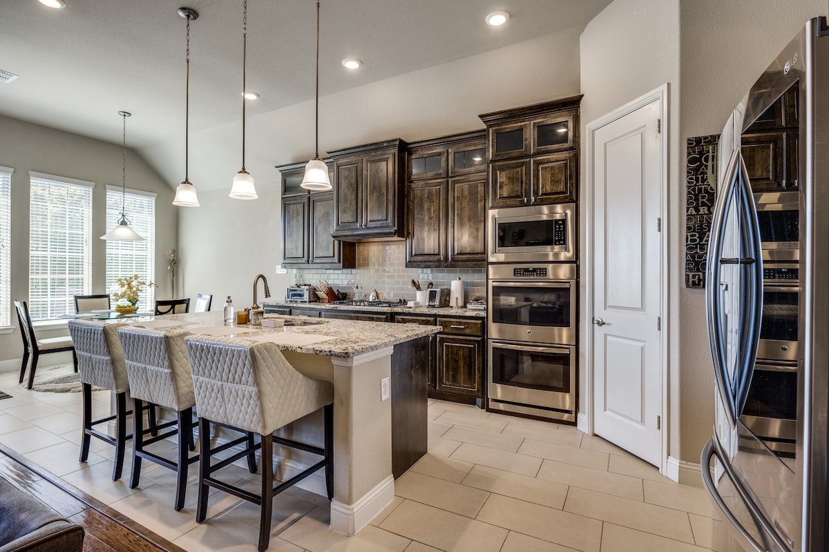 Pet Friendly 4-Bedroom Home gallery image 4