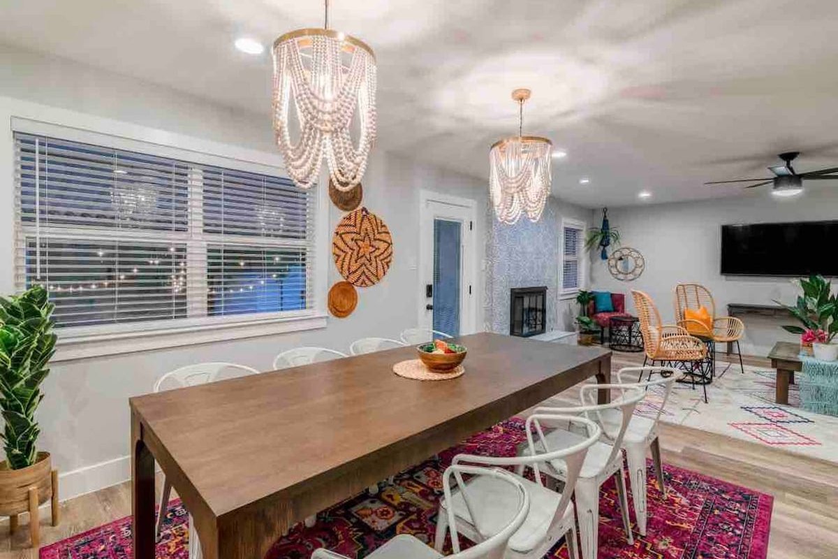 Trendy South Congress Retreat gallery image 5