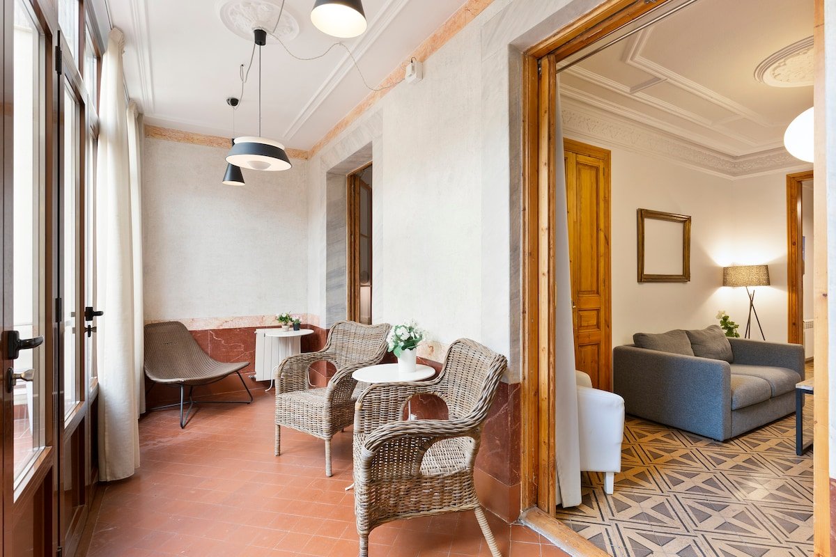 Apt. w/ PATIO, 3 Bedrs, 2 Bathrs & AC (7 adults) gallery image 2