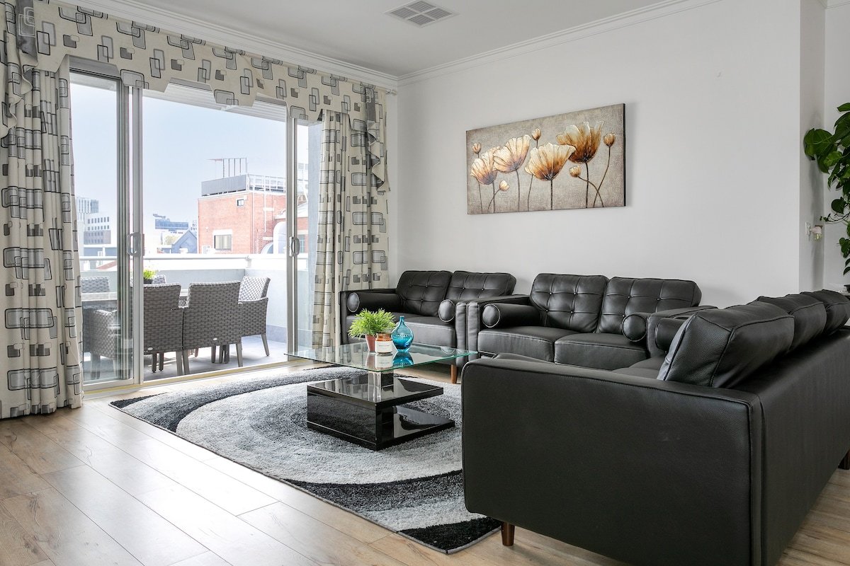 Super comfy – super spacious – walk to CBD gallery image 2