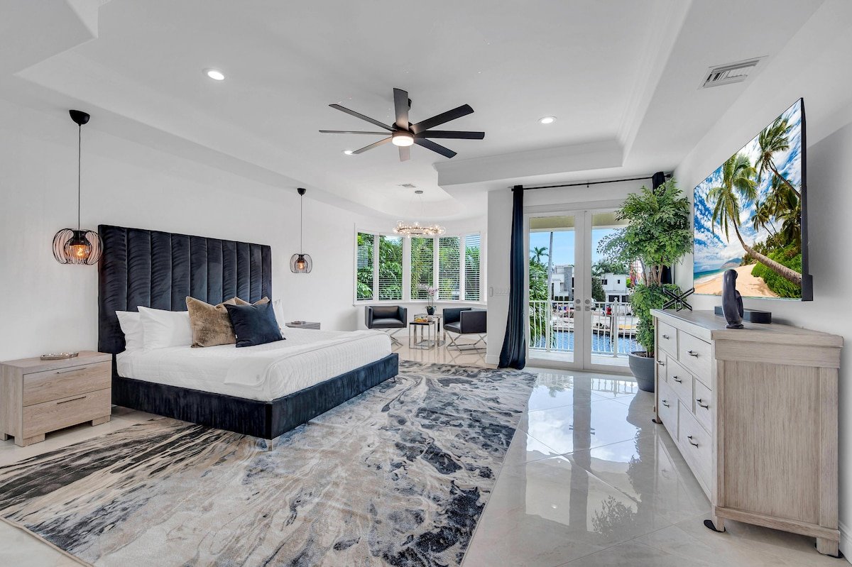 Las Olas Waterfront Villa| Heated Pool | FiestaKey gallery image 4