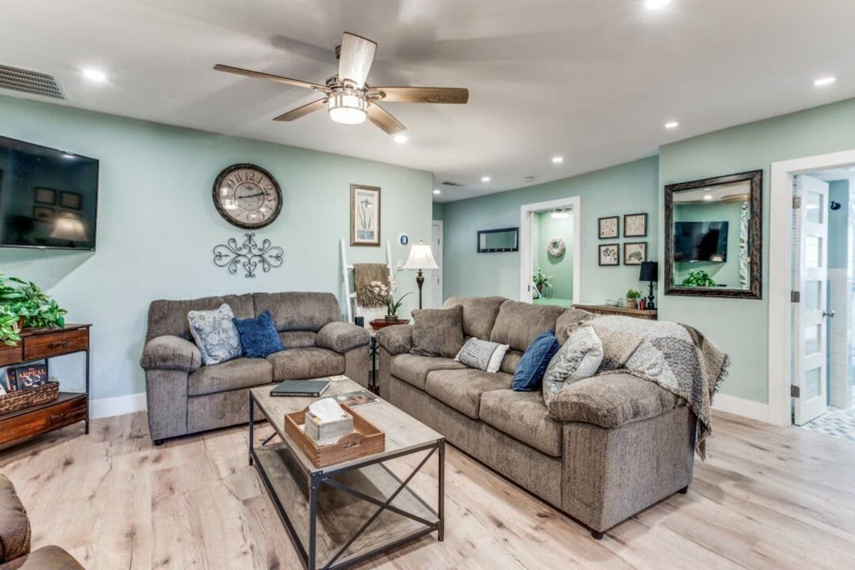 Stockyards! 3 mins-TCU close-Sleeps 8 -Gable House gallery image 3