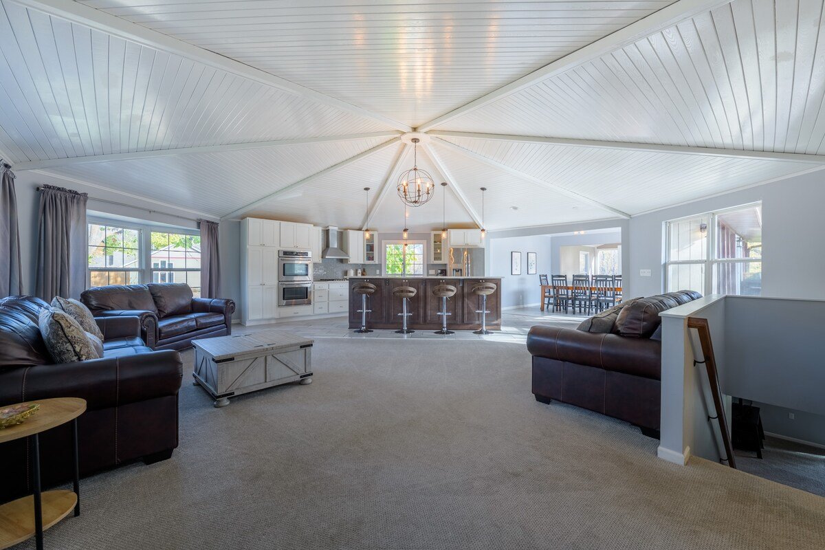 Radiant Riverfront Retreat gallery image 4