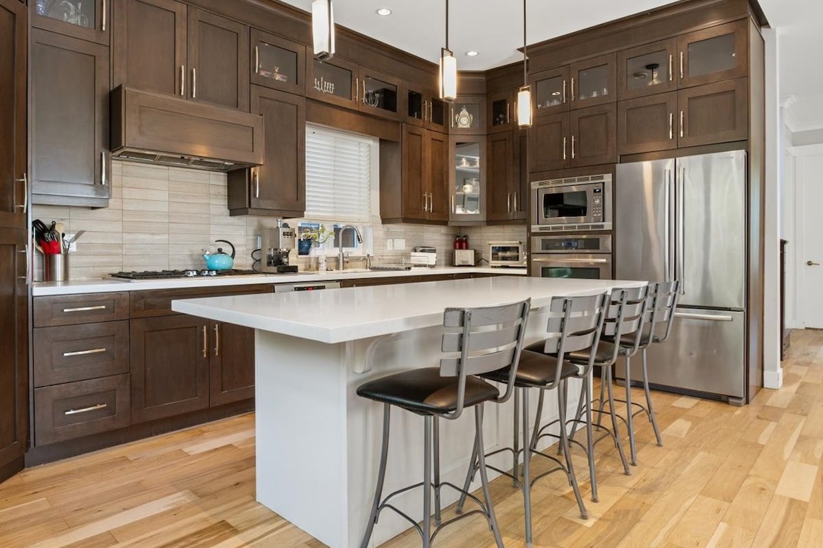 Stylish 7 bed/6 bth city-center family home gallery image 4