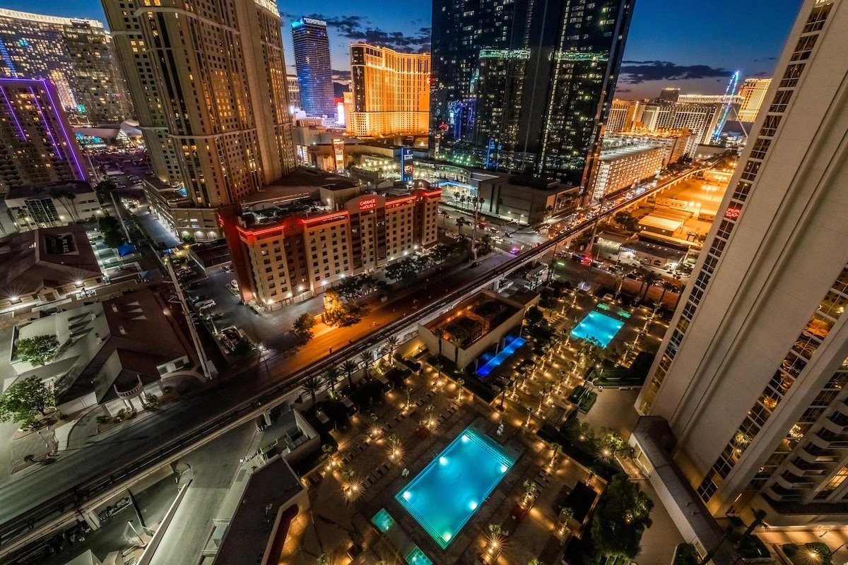 Las Vegas Strip Views! 2BR Suite at Signature MGM gallery image 3