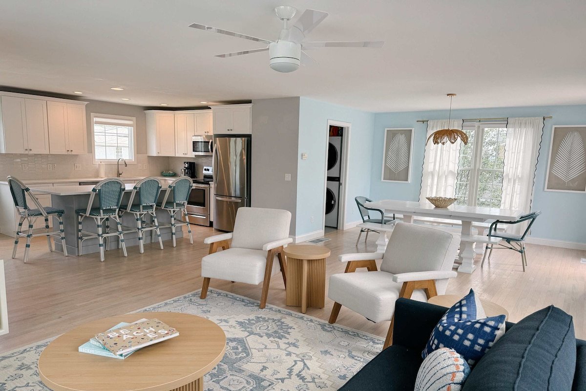 Bonnet Beach Bungalow|5bd|Deck|BBQ|Walk to Beach gallery image 3