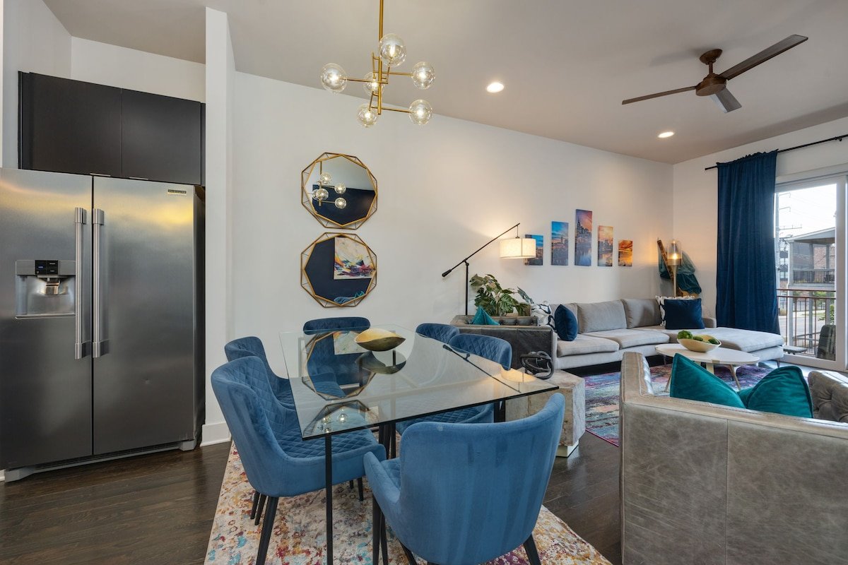 Modern Luxury | Dual Rooftops | Downtown Views gallery image 4