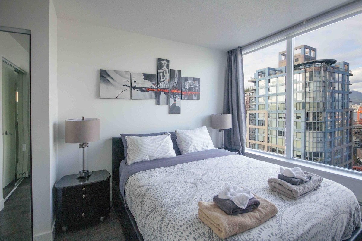 35th floor City/Water views DT Vancouver+Parking! gallery image 3
