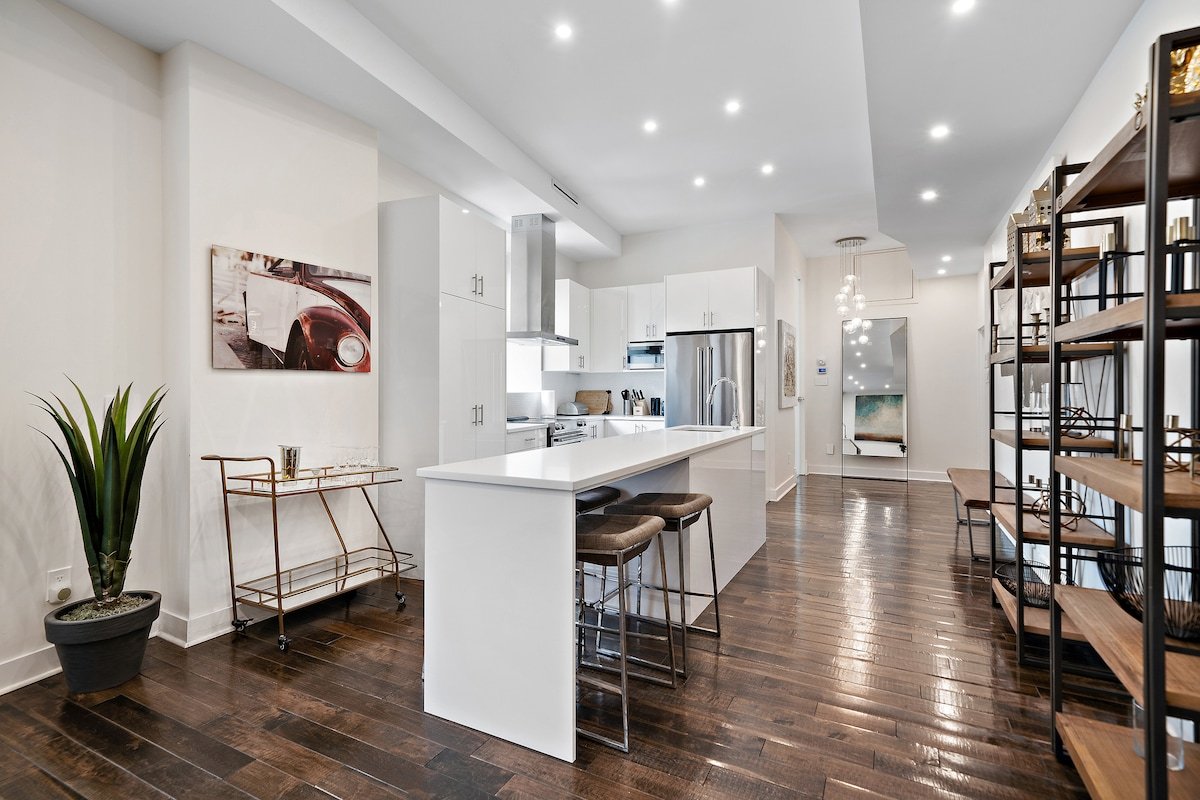 “LE ST-CYR” Luxury Lounge Loft In Old Montreal gallery image 5