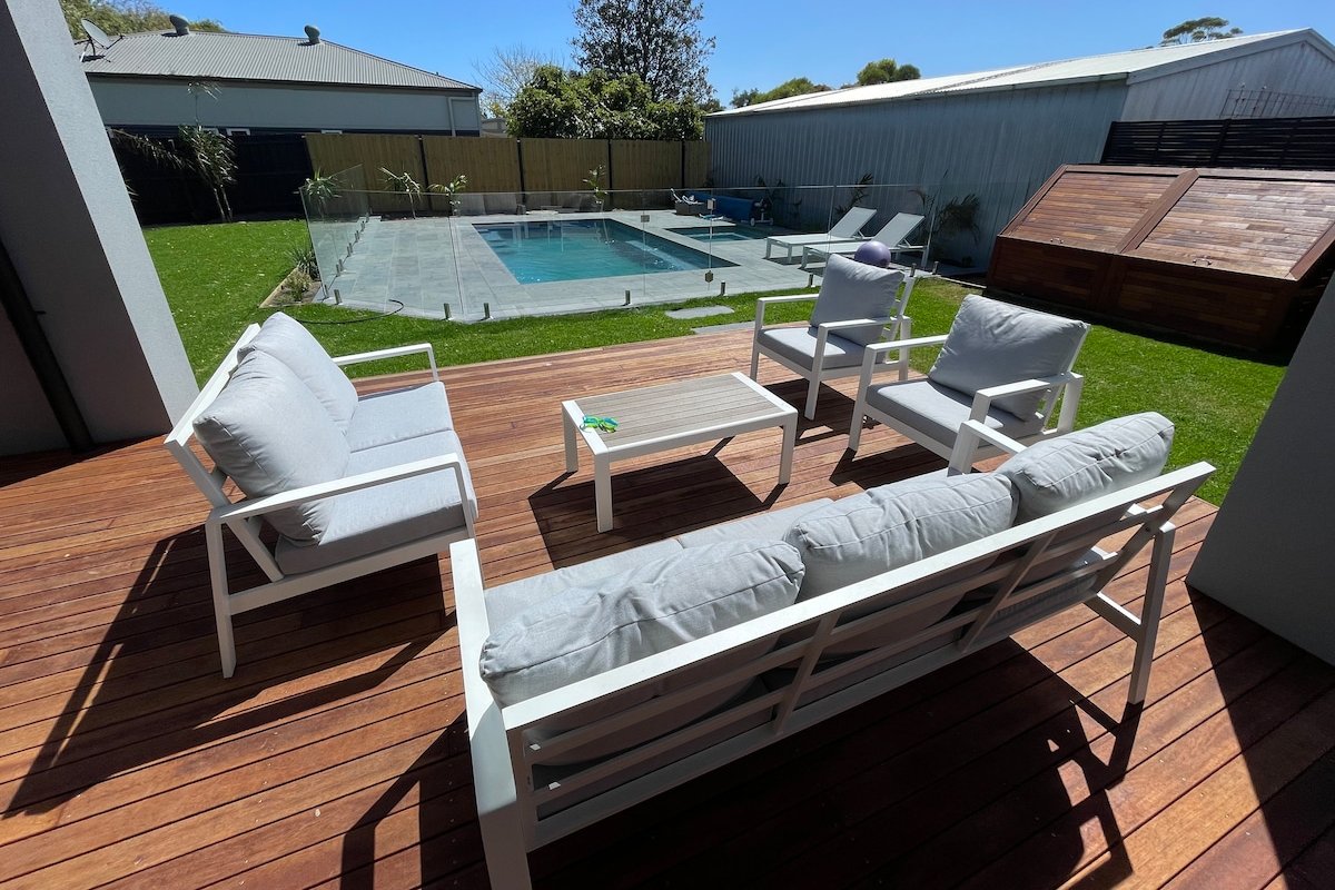 5 min walk to beach & shops. Pool + spa gallery image 5