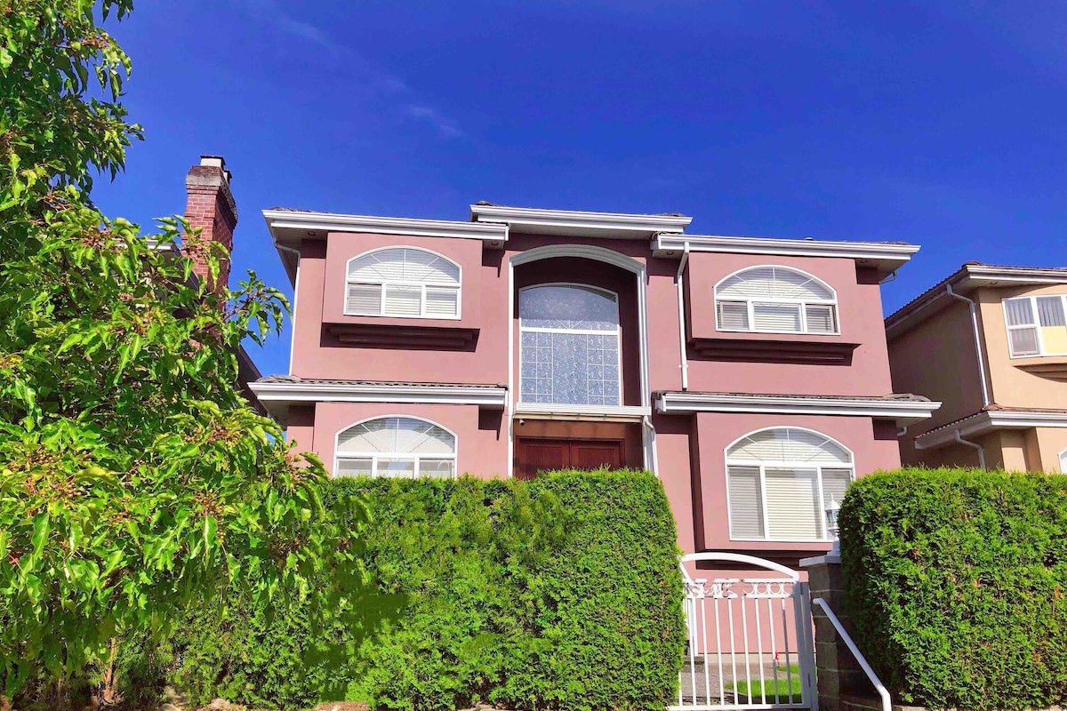 Clean Bright Family Home Near City Center &Airport gallery image 2