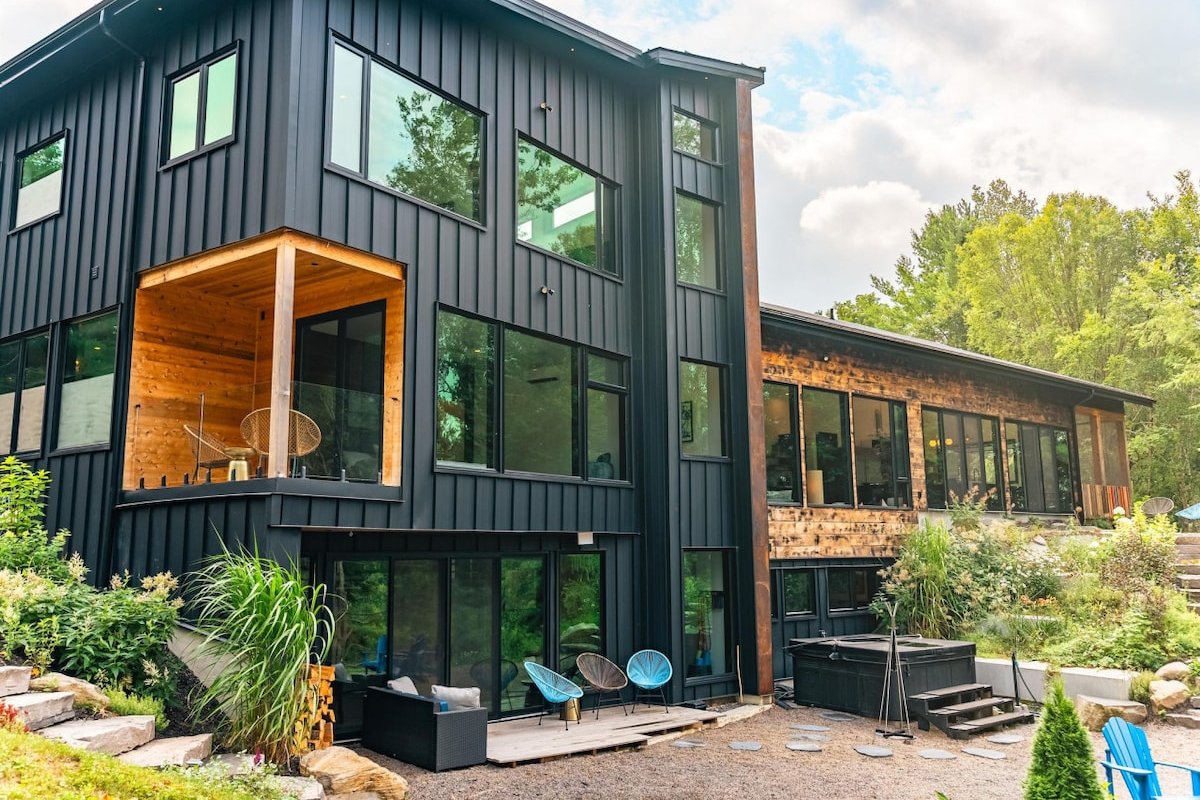 Muskoka River Luxury Cottage | Hot tub & Sauna