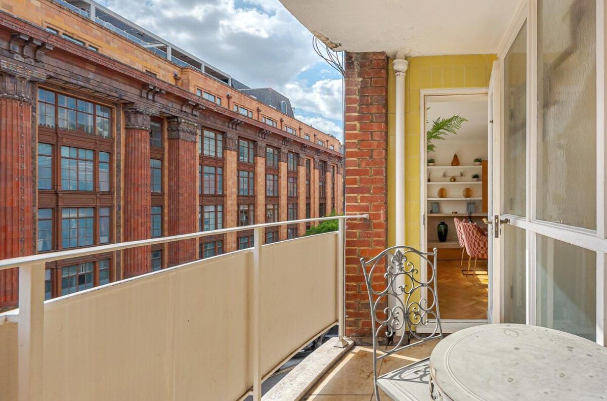 ICONiC Apartment with TERRACe in Harrods gallery image 3