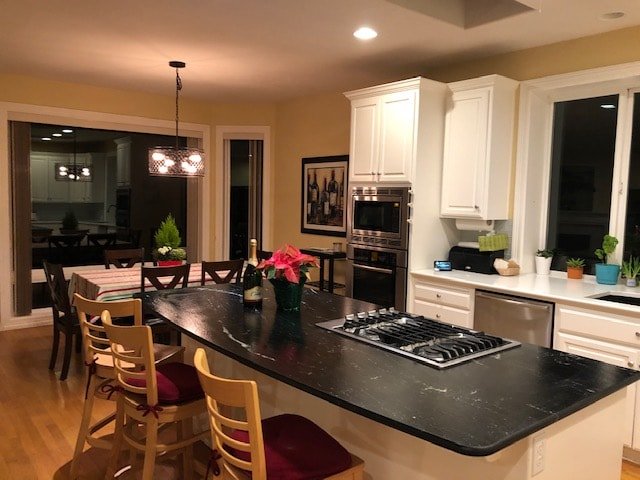 Charming home in safe beautiful area – fenced yard gallery image 3