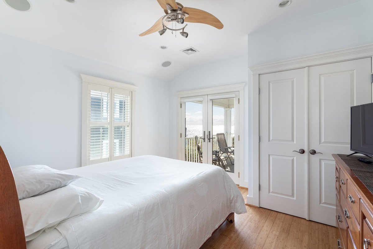 Experience Paradise! Stunning Beachfront Retreat! gallery image 5