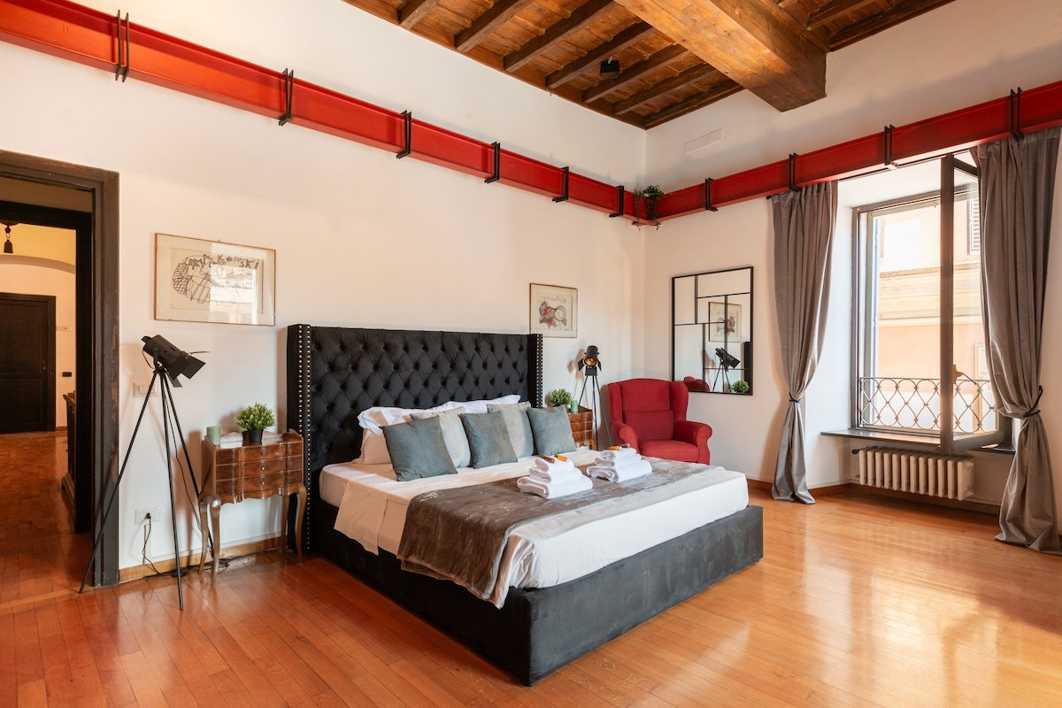 Apartment with Piazza Navona view gallery image 4