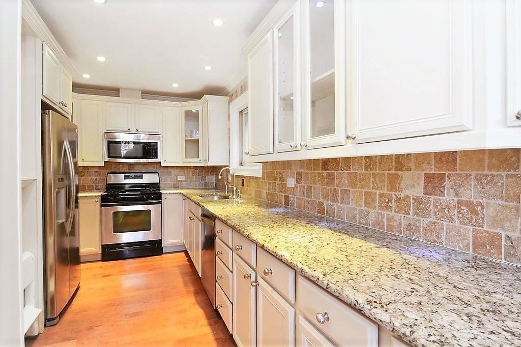 *The Downtown Compound* Best Area Patio Parking gallery image 5