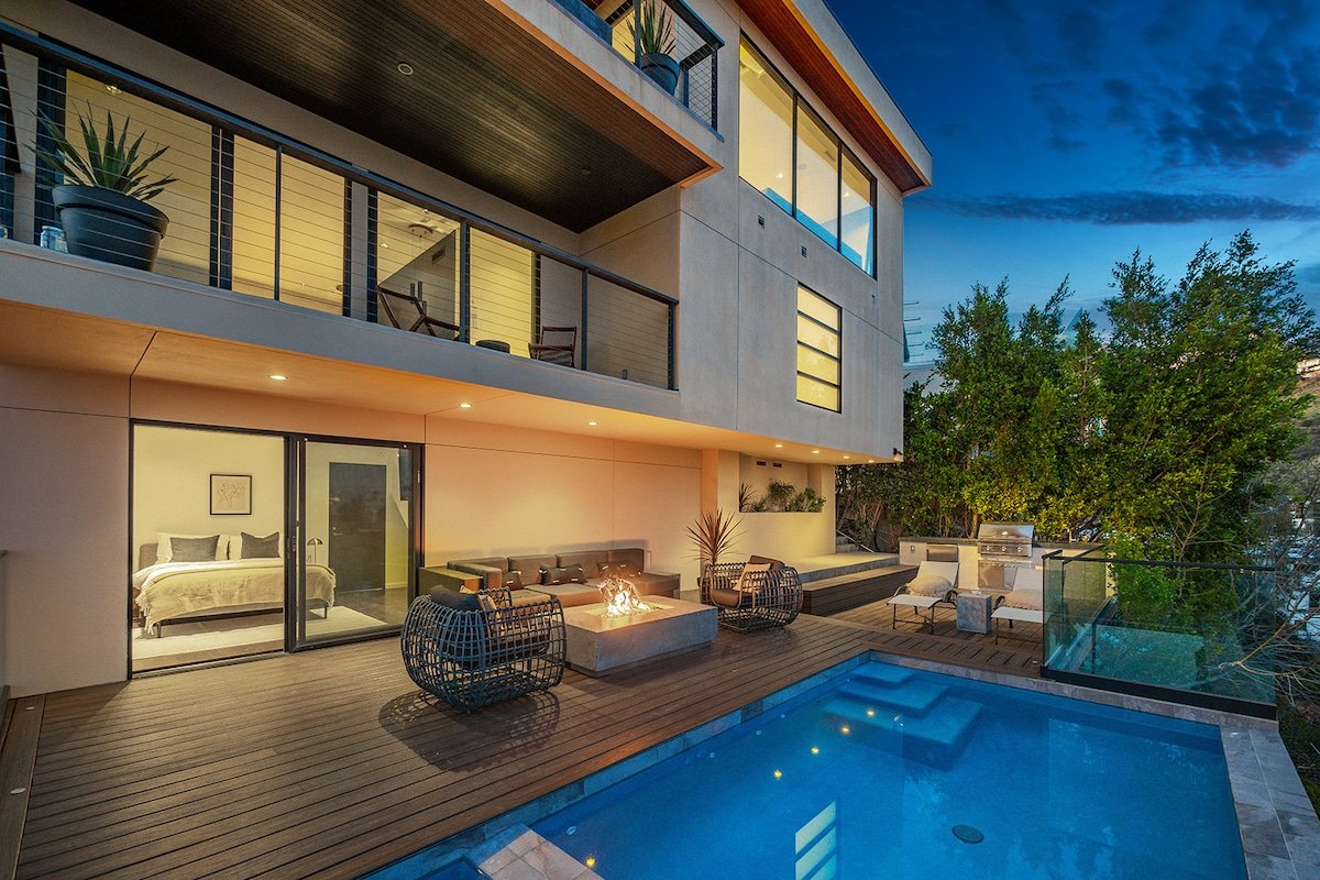 Luxury 3B-3B Skyline Views & Heated Infinity Pool! gallery image 4