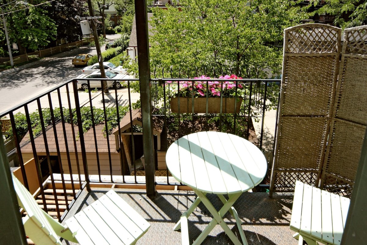 Charming Loft w/ Skylight & Balconies! gallery image 5