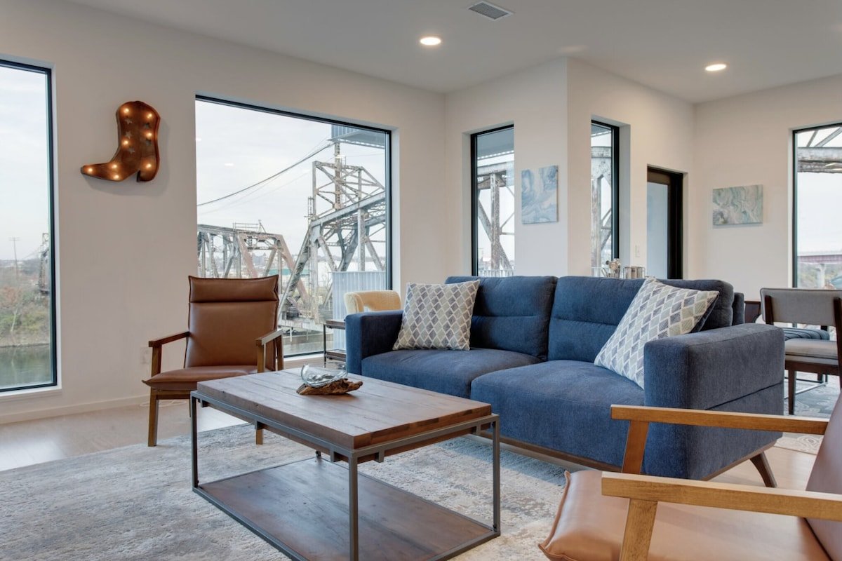 River Escape – River View|Walk to Broadway & Arena gallery image 4