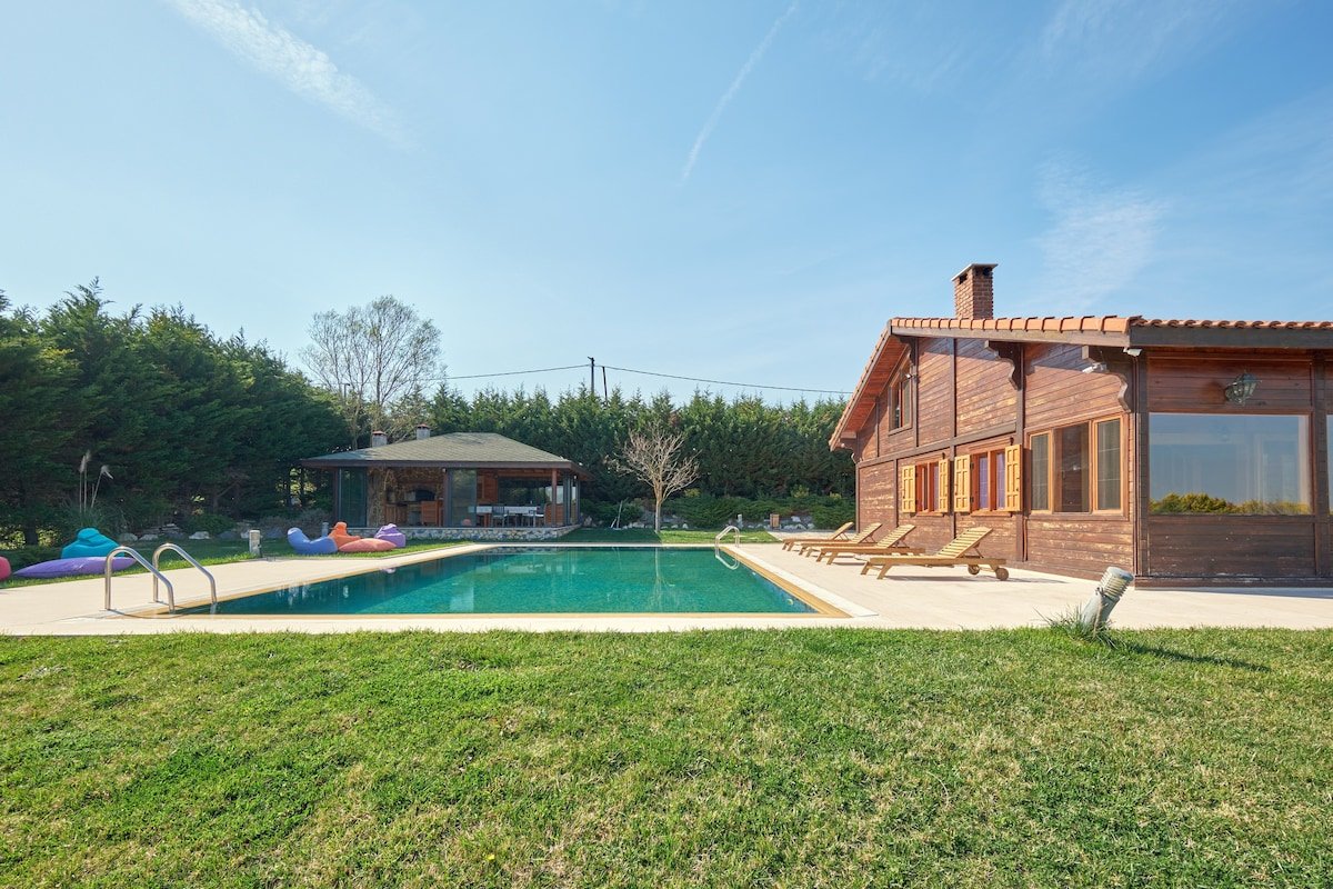 Spacious Exclusive Villa Private Pool & Garden gallery image 2