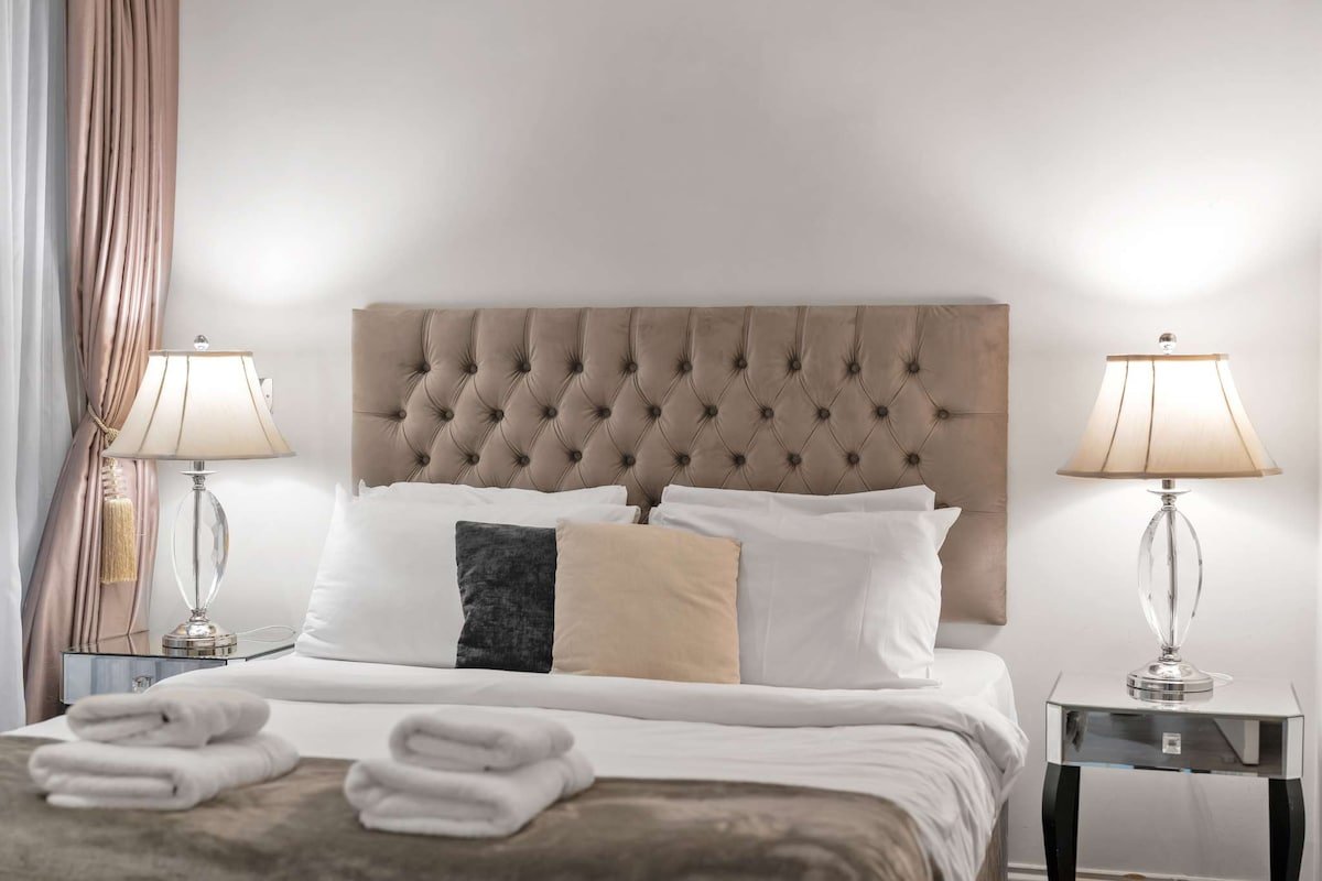 Luxurious 4-Bed Mews House in London gallery image 5