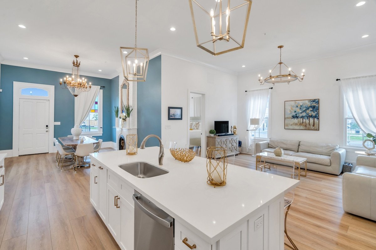 Beautiful Renovated Historic home in the Marigny!! gallery image 2