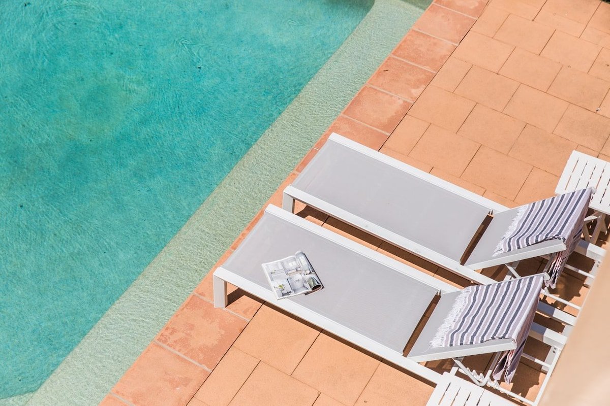 The Waterfront – 4-bedroom waterfront home + pool gallery image 4