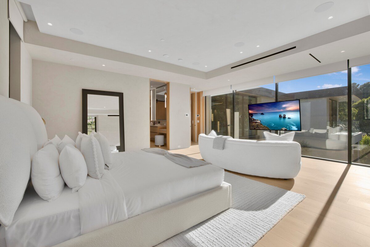 Hutton Villa: 5BR Retreat in Iconic BH Oasis gallery image 5