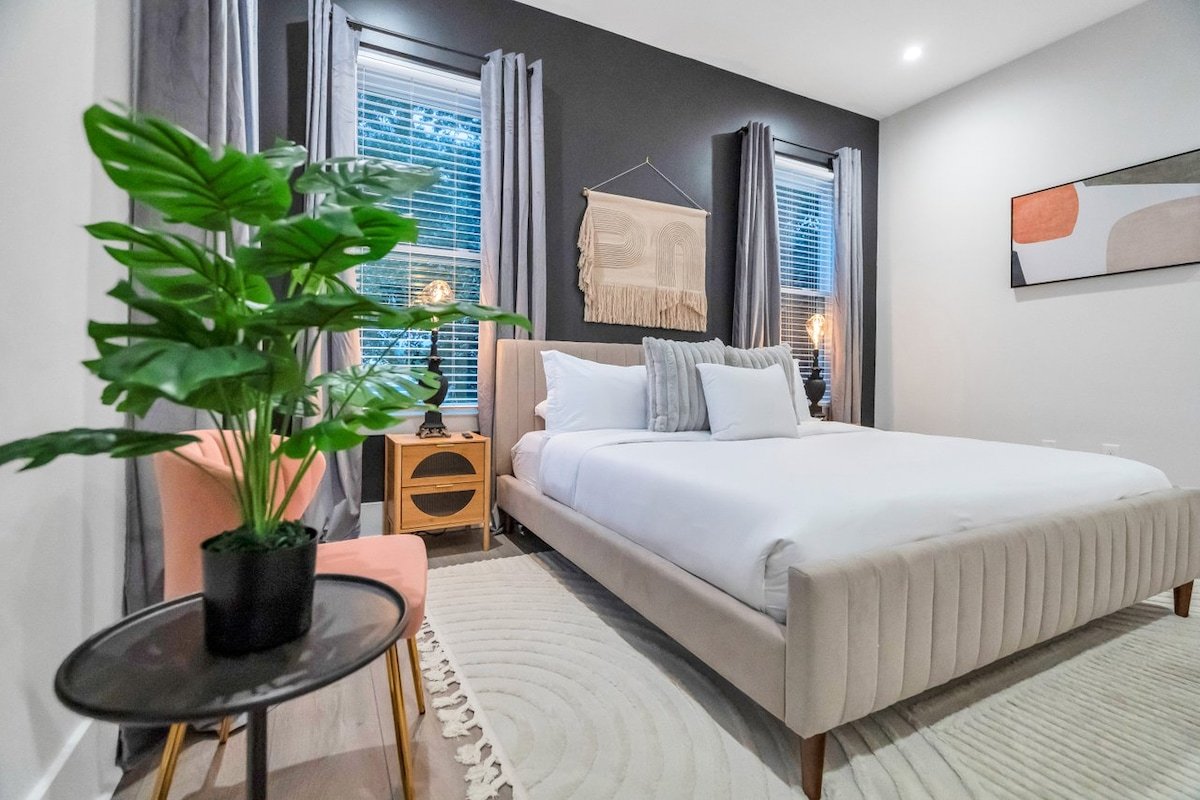 New Home Great for Groups | Heated Pool, Sleeps 10 gallery image 5