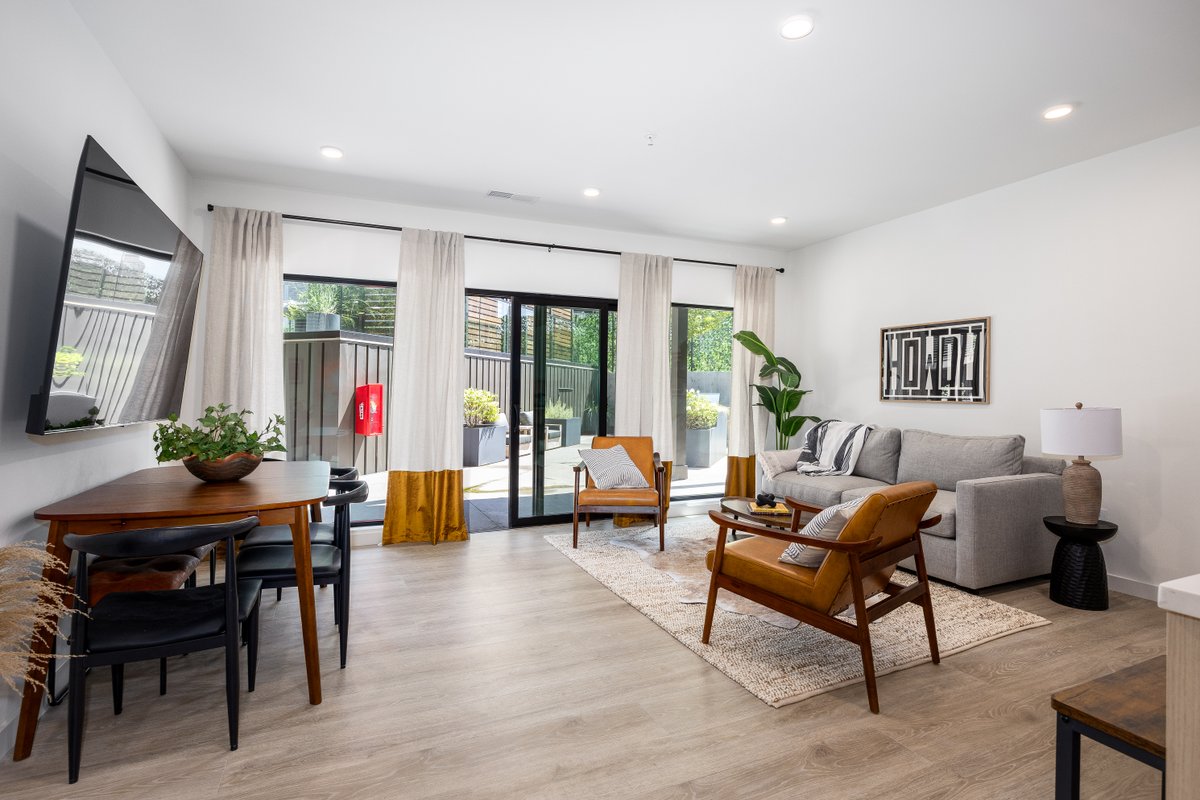 Blocks from Broadway/King Beds/Steps from Pool