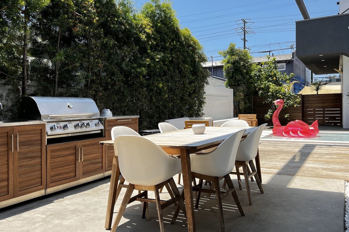 Luxurious Venice Beach Oasis Modern Home gallery image 4