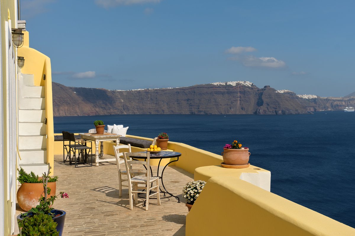 Ilivatos – Elegant Villa on the Caldera’s Edge