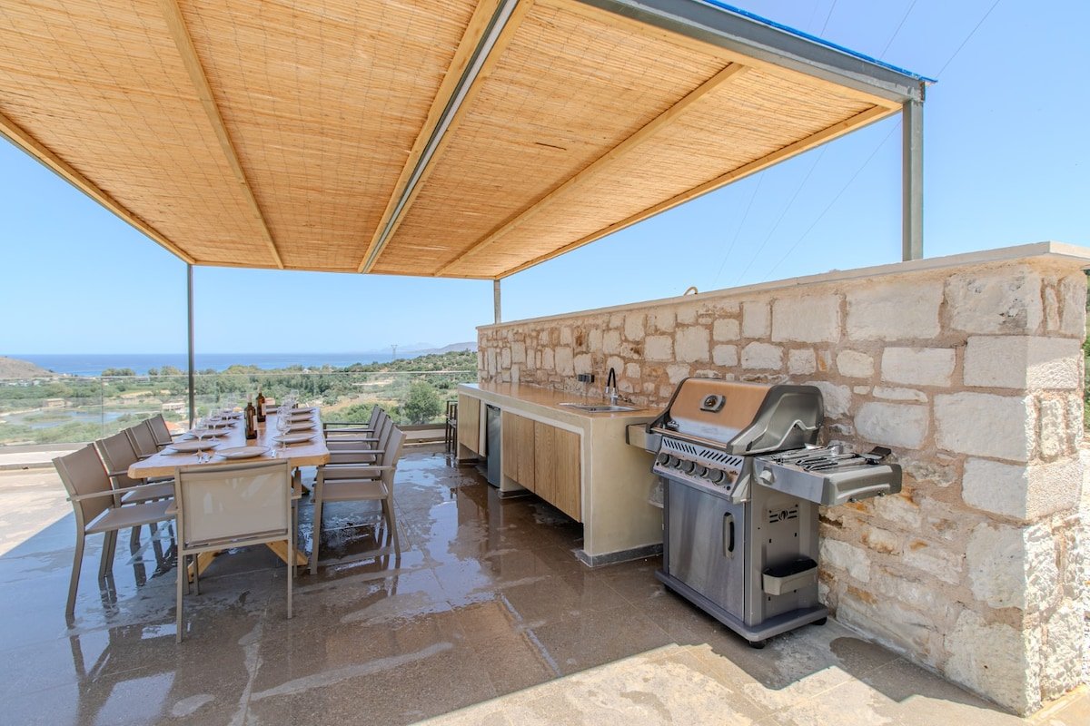 Private Large Pool*BBQ*Playground*Lake & Sea view gallery image 4