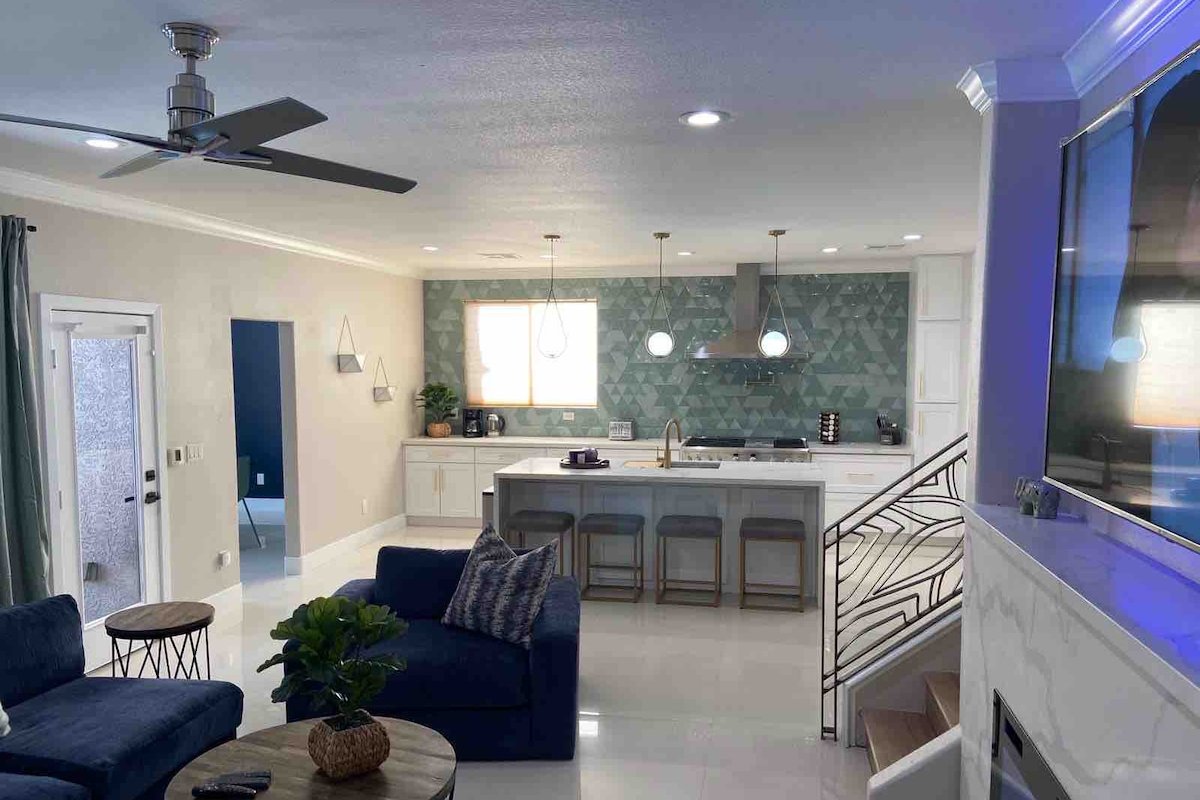 LARGE LUXURY HOME WITH POOL &SPA 15 MIN TO STRIP gallery image 4