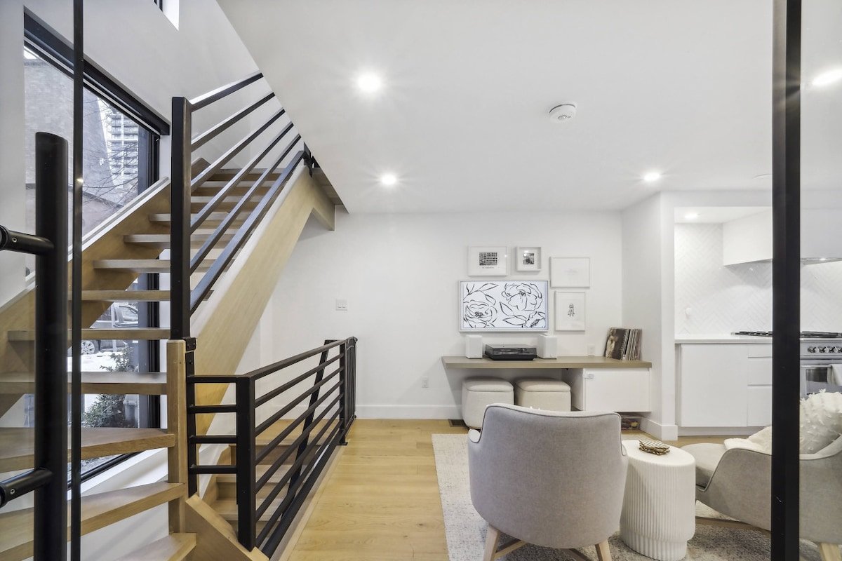 Modern Home in Distillery District gallery image 4